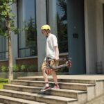 Ninebot-eKickScooter-ZING-C20_Lifestyle-pictures_Boy-easy-to-carry